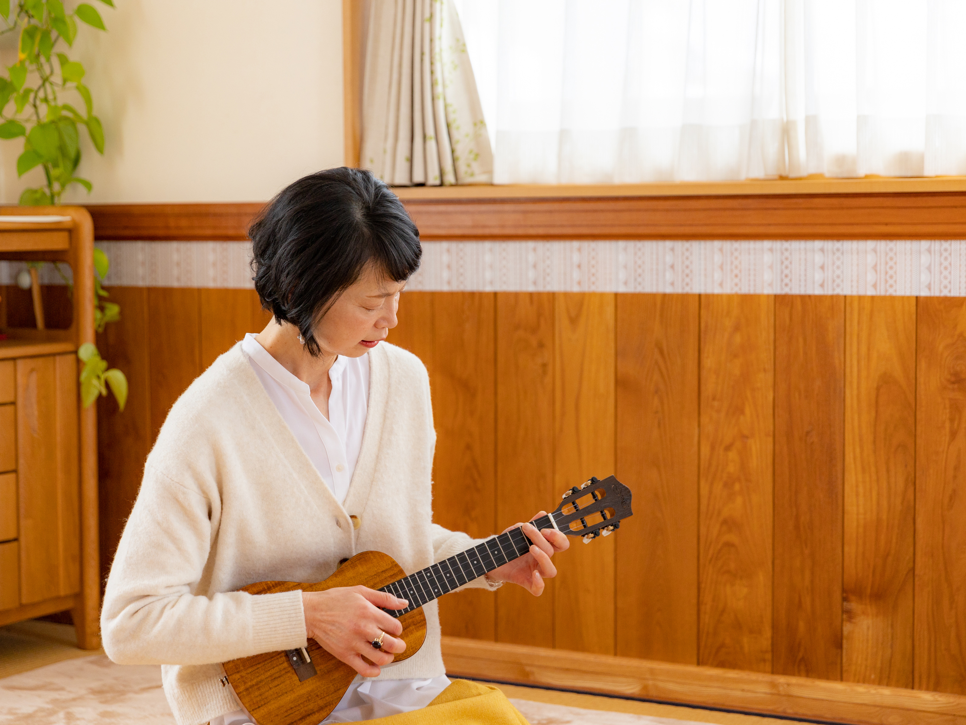 ウクレレを弾くのんのん